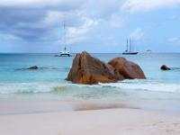 Felsduo, Schiffe und dunkle Wolken an Anse Lazio - Praslin
